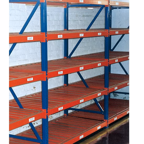 Стеллаж для хранения средней грузоподъемности, металлический стеллаж для хранения с большим проемом и соответствующим пластиковым контейнером.